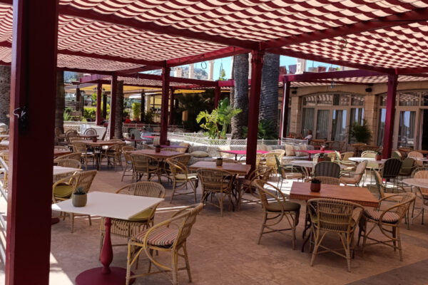 Toldo a medida instalado en la terraza de un proyecto de hostelería y restauración en Mallorca