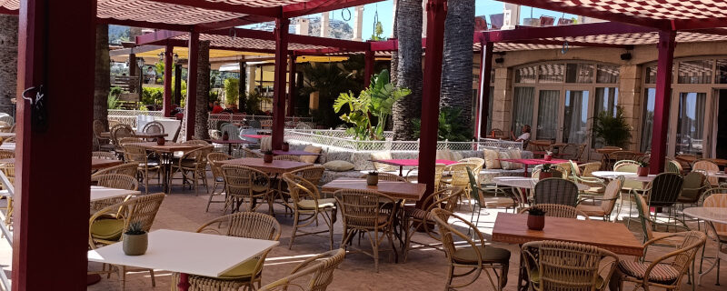 Toldo a medida instalado en la terraza de un proyecto de hostelería y restauración en Mallorca